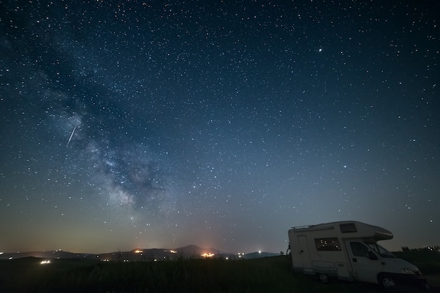 La galaxia de la Vía Láctea y las estrellas sobre una caravana estacionada.