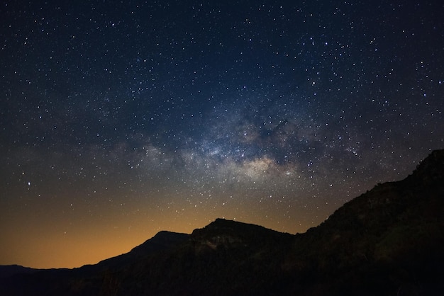 Galaxia de la vía láctea con estrellas sobre la montaña Fotografía de larga exposición con grano