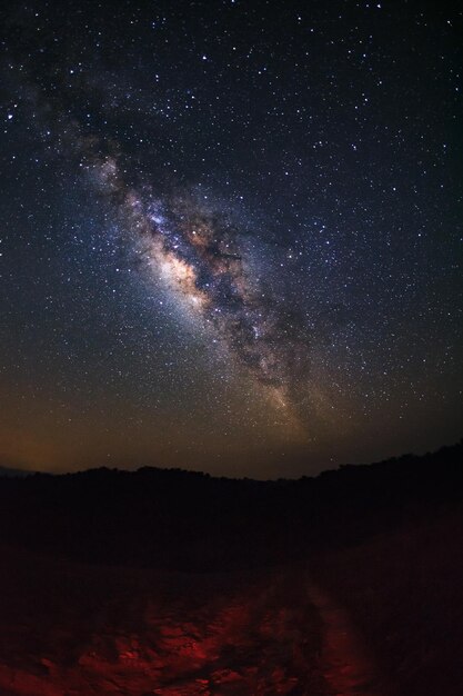 Foto la galaxia de la vía láctea con estrellas sobre la montaña en el parque nacional phu hin rong kla phitsanulok tailandia