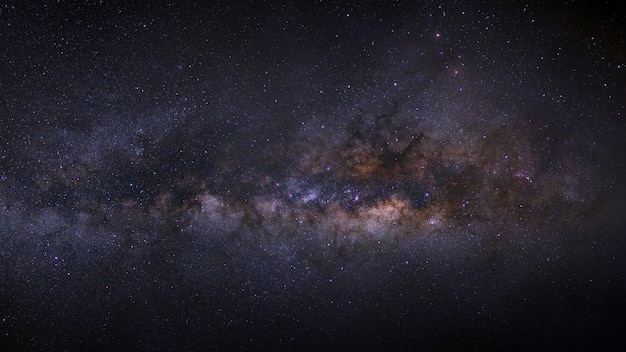 Galaxia de la vía láctea del panorama en un cielo nocturno, fotografía de la exposición larga, con el grano.