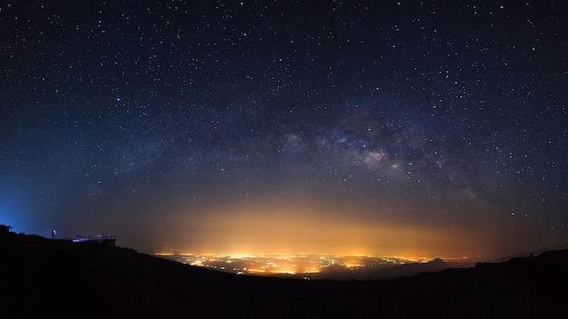 Galáxia Via Láctea Panorama em Phutabberk Phetchabun na TailândiaFotografia de longa exposiçãoCom grão