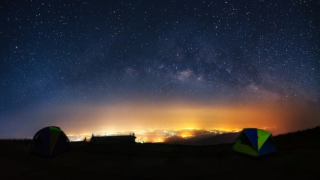 Galaxia de la vía láctea del panorama con la tienda de la bóveda en Phutabberk Phetchabun en Tailandia