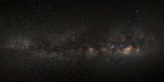 La galaxia de la Vía Láctea PanoramaFotografía de larga exposición con grano