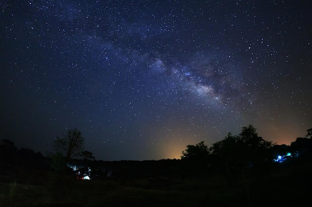 Galaxia de la vía láctea y silueta de árbol con nubes en el Parque Nacional Phu Hin Rong Kla