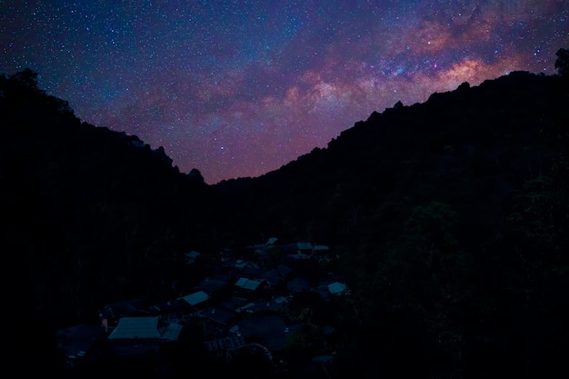 Galaxia de la vía láctea sobre choza vieja en el cielo nocturno Tailandia.