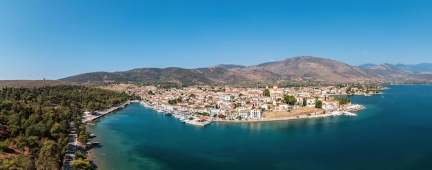 Galaxidi Griechenland Luftsicht von Drohnen Traditionelle Stadt in Fokida an einem sonnigen Tag