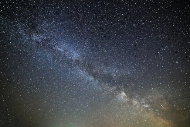 Galaxie Milchstraße am Nachthimmel mit hellen Sternen. Astrofotografie des Weltraums.