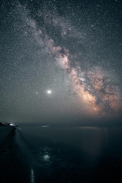 Galaxiereflexion auf dem Meer während der nächtlichen Astrofotografie am Meer