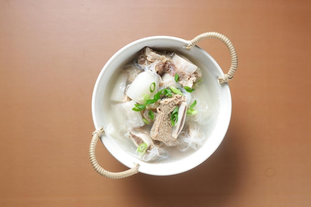 Galbitang é uma sopa saudável e nutritiva feita com costelas de boi.