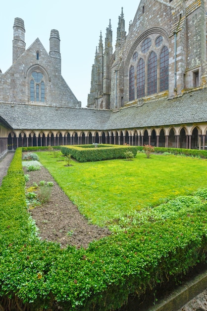 La galería gótica del monasterio de San Miguel. Patio del monasterio. Mont Saint-Michel, Francia.