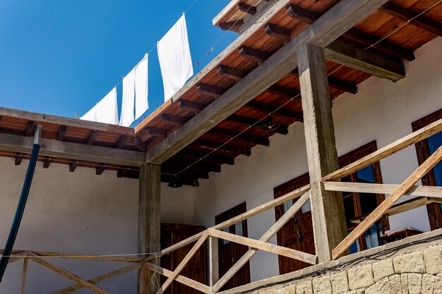 Galería en un minihotel en el antiguo pueblo de montaña de Chokh en Daguestán