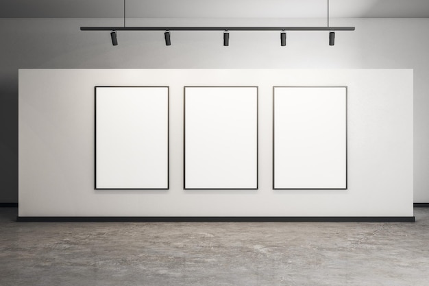 Galería moderna de hormigón con una pancarta