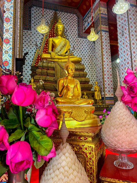 Galería con vasos antiguos del Buda sentado en el templo budista Wat Arun Bangkok Thailand