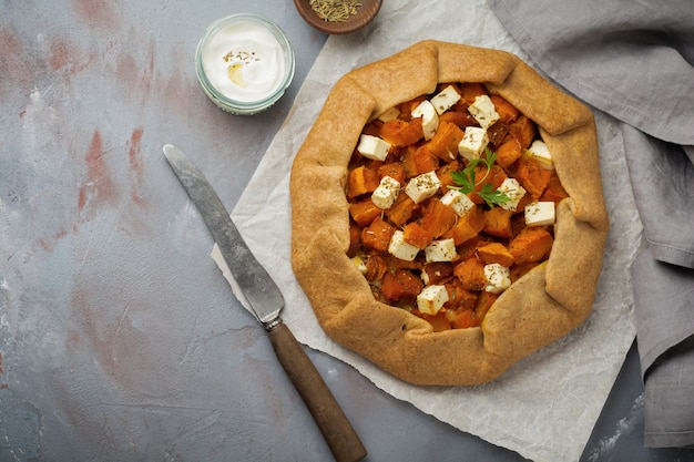 Galeta con calabaza y queso feta sobre la mesa