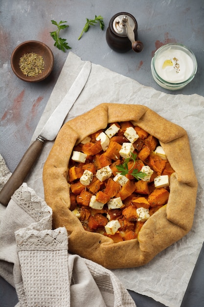 Galeta com abóbora e queijo feta em cima da mesa