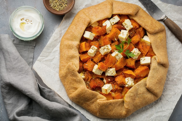 Galeta com abóbora e queijo feta em cima da mesa