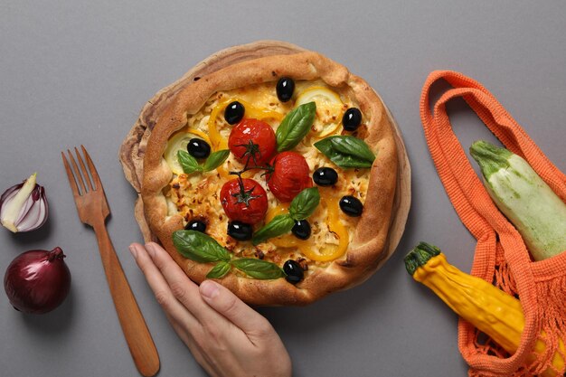 Foto galeta de verduras recién horneadas con verduras frescas