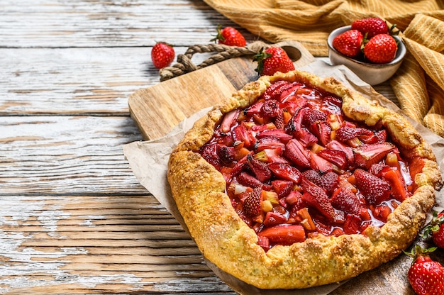 Galette al horno con fresa y ruibarbo, pastel