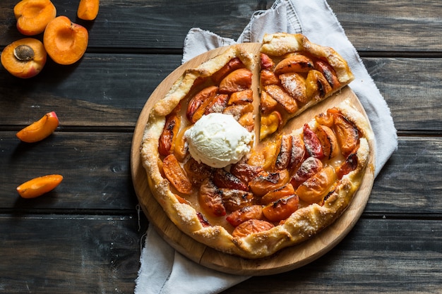 Galette de albaricoque con albaricoques. Proceso de cocción. Tarta abierta, tarta de albaricoque. Panadería de frutas. Ic