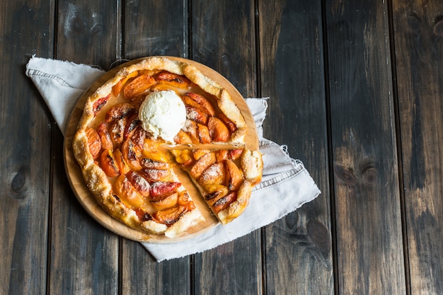 Galette de albaricoque con albaricoques. Proceso de cocción. Tarta abierta, tarta de albaricoque. Panadería de frutas. yo