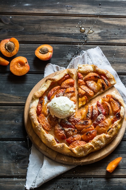 Galette de albaricoque. Proceso de cocción. Tarta abierta, tarta de albaricoque. Panadería de frutas. Helado con w