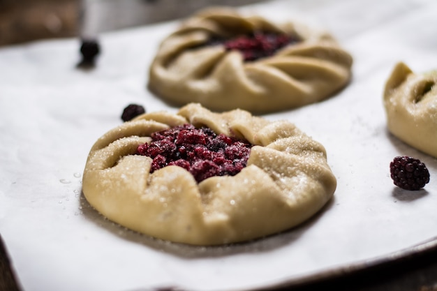 Galette, bagas, framboesa, mirtilo, amora, maçã. torta. cozinhar alimentos, massa crua. UMA