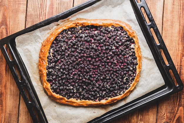 Galette de bayas Amelanchier caseras frescas en la bandeja para hornear