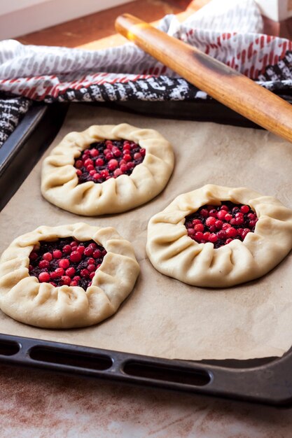 Galette de bayas dulces en una bandeja para hornear lista para hornear