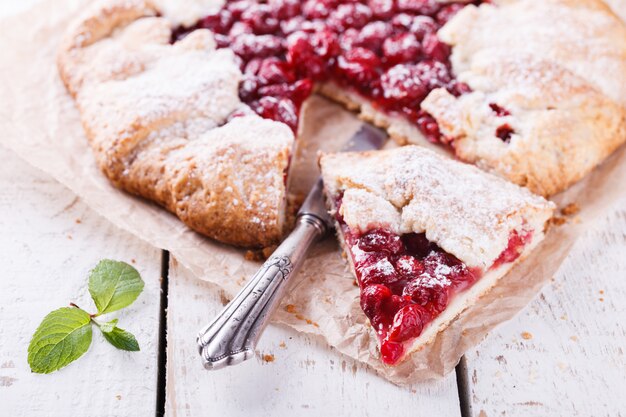 Galette caseira com cerejas.