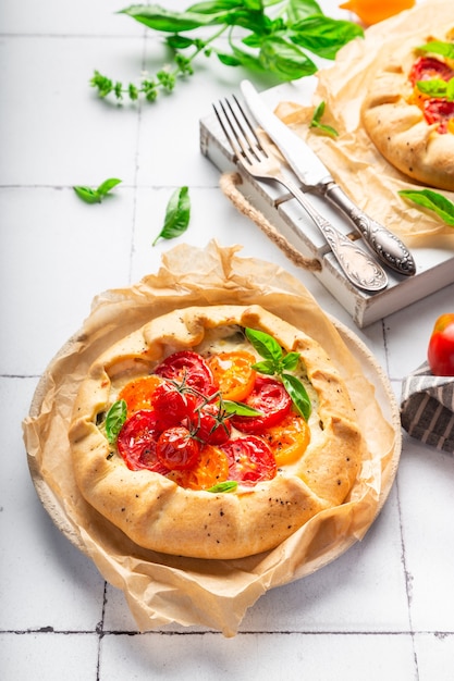 Foto galette casera fresca con tomate, queso ricotta y albahaca