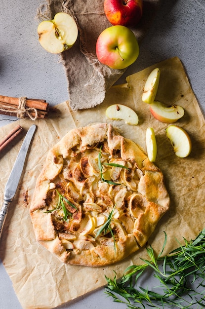 Galette casera de manzana y canela sobre fondo de hormigón antiguo