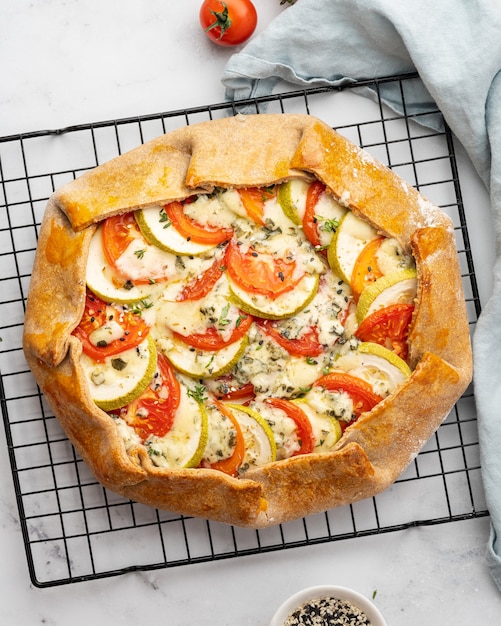 Galette casera salada con verduras, pastel integral con tomates, calabacín, queso azul