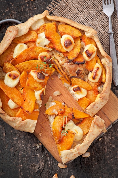 Galette com alho-poró, abóbora e queijo feta