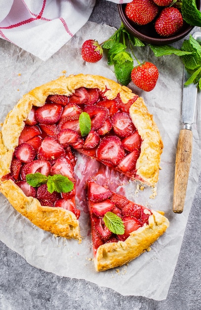 Galette com morango em fundo de concreto. Tarte de Berry Sobremesa de comida deliciosa de verão.