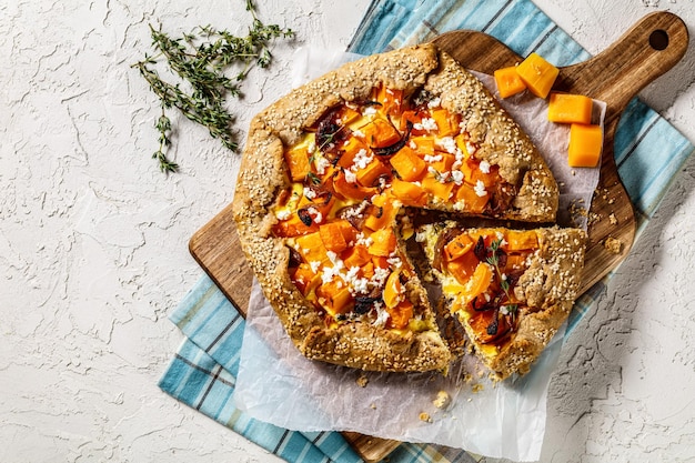 Galette de abóbora com cebola e queijo feta