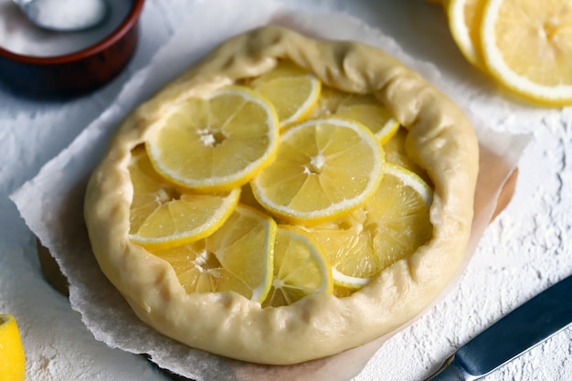 Galette de limão antes de assar. Preparando uma galette com limão.