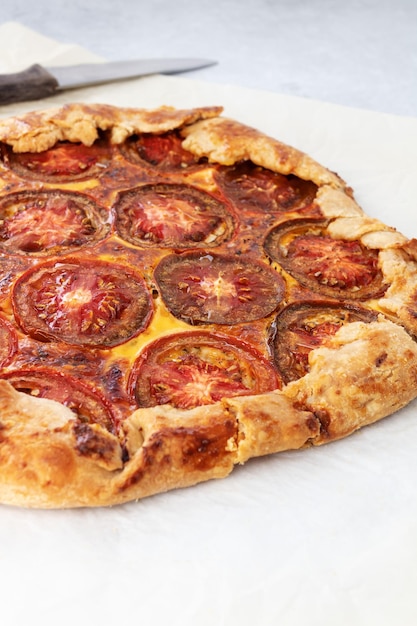 Galette de tomate com queijo cheddar