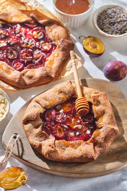 Galette de trigo integral com ameixas, mel, lavanda e amêndoas.