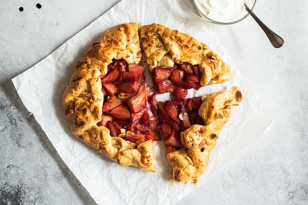 Galette de verão de morango com massa folhada e flocos de amêndoa com creme Vista superior