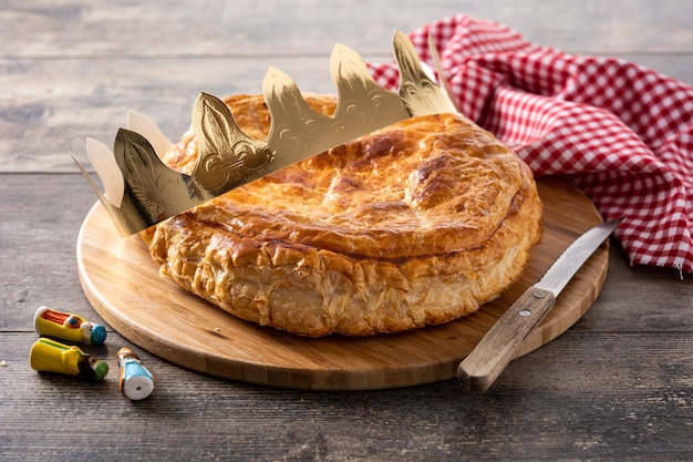 Galette des Rois auf Holztisch. Traditioneller Dreikönigskuchen in Frankreich