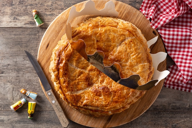 Galette des Rois auf Holztisch. Traditioneller Dreikönigskuchen in Frankreich