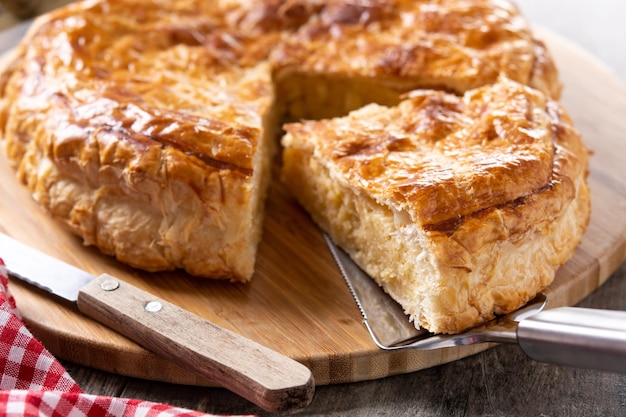 Galette des Rois auf Holztisch. Traditioneller Dreikönigskuchen in Frankreich