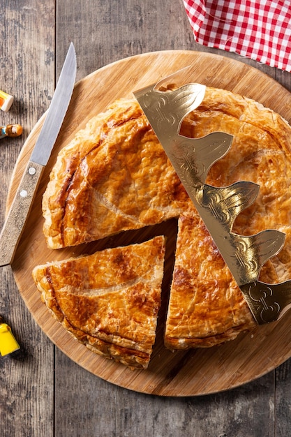 Galette des Rois auf Holztisch. Traditioneller Dreikönigskuchen in Frankreich