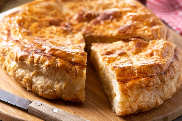 Galette des Rois auf Holztisch. Traditioneller Dreikönigskuchen in Frankreich