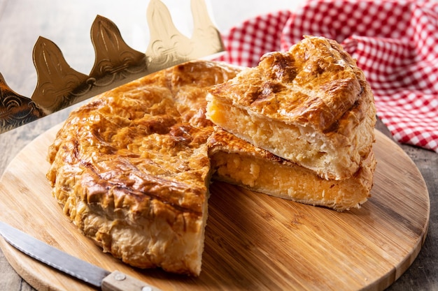 Galette des Rois auf Holztisch. Traditioneller Dreikönigskuchen in Frankreich