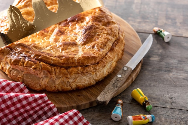 Galette des Rois auf Holztisch. Traditioneller Dreikönigskuchen in Frankreich