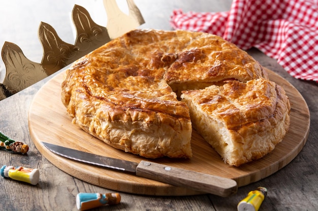 Galette des Rois auf Holztisch. Traditioneller Dreikönigskuchen in Frankreich