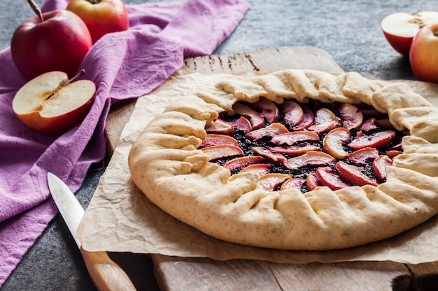 Galette dulce cuaresmal con manzanas y bayas de saúco en tablero de madera