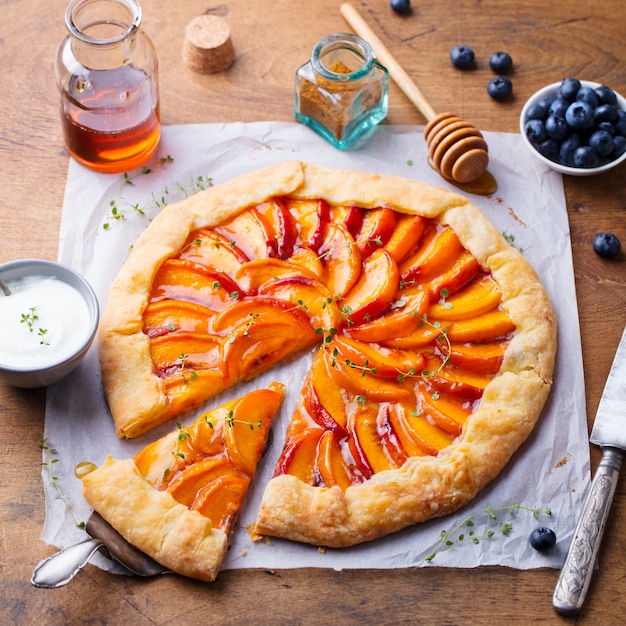 Galette de durazno, pastel, pastel con miel y bayas