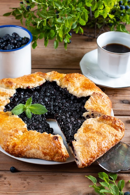 Galette francés o pastel con arándanos en una tabla de servir de madera sobre un fondo culinario Pasteles dulces caseros de verano